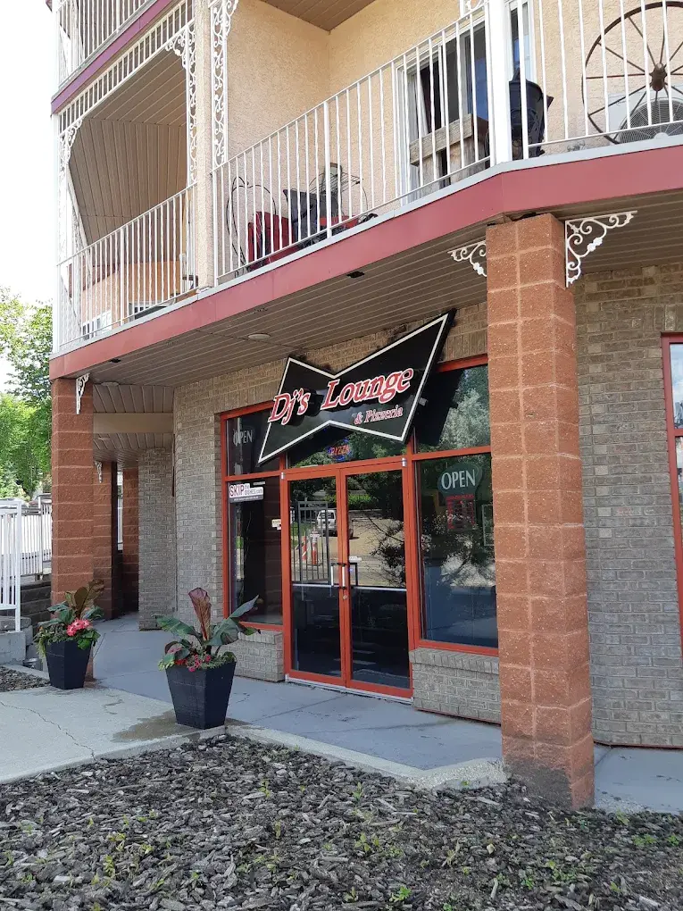 Storefront of DJ's Pizzeria & Lounge at 50 St Thomas St in downtown St. Albert, AB